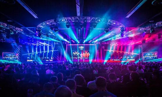 人物传：从 “杀人犯之子” 到湖人锋线大闸，芬尼-史密斯的救赎之路！.